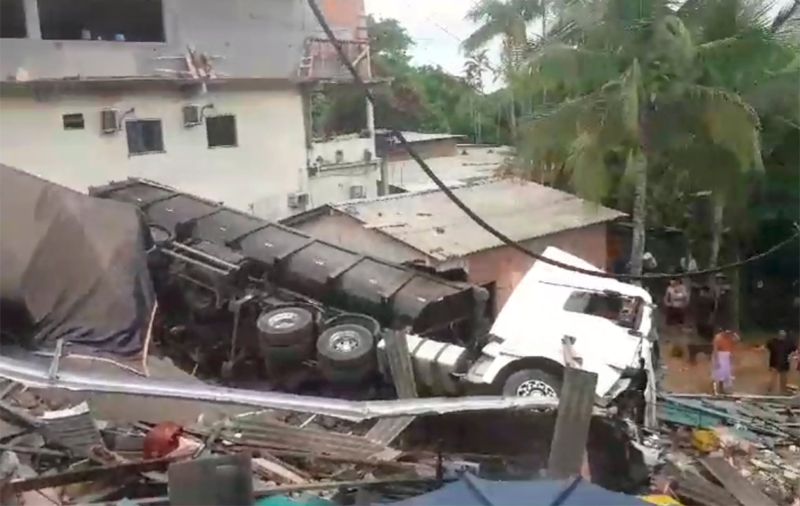 Carreta desgovernada destrói caminhão e casa na avenida do Turismo, em Manaus