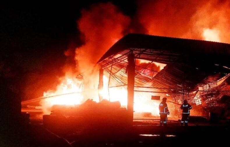 Incêndio de grandes proporções atinge fábrica Pelmex da Amazônia, no Distrito Industrial