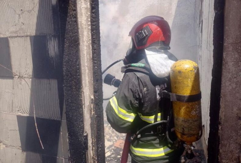 Em Manaus, Corpo de Bombeiros combate incêndio em residência no bairro Dom Pedro