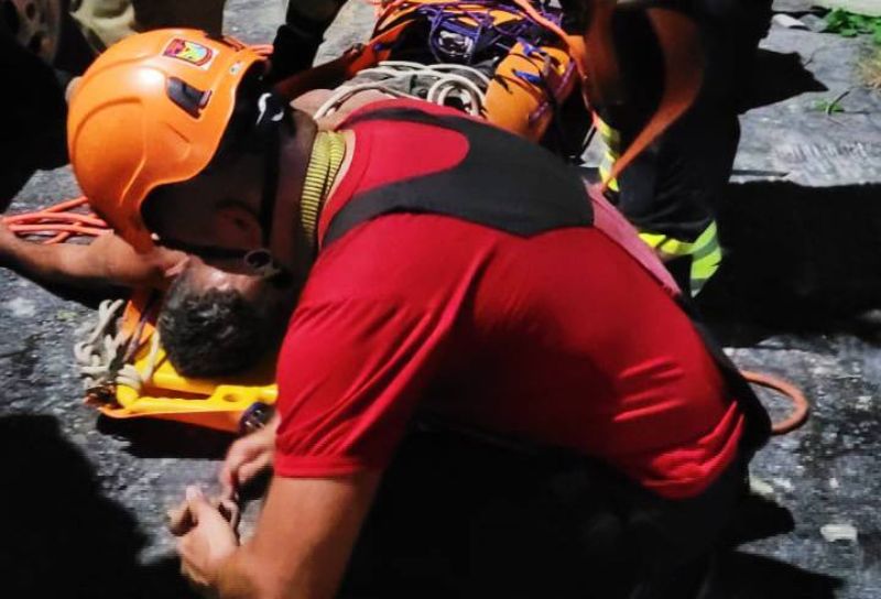 Em Manaus, Bombeiros resgatam homem que caiu de barranco de 60 metros de altura no bairro Jorge Teixeira