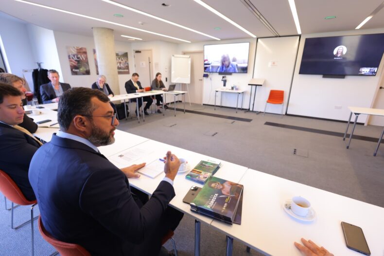 Em Londres, governador do AM busca parceria com iniciativa criada por Rei Charles III para investir em projetos sustentáveis