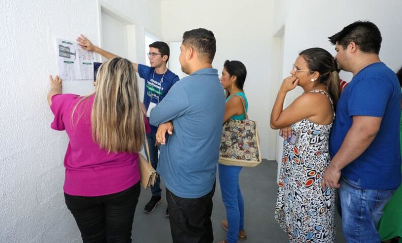 Famílias escolhem apartamentos no Residencial Ozias Monteiro II, onde irão morar