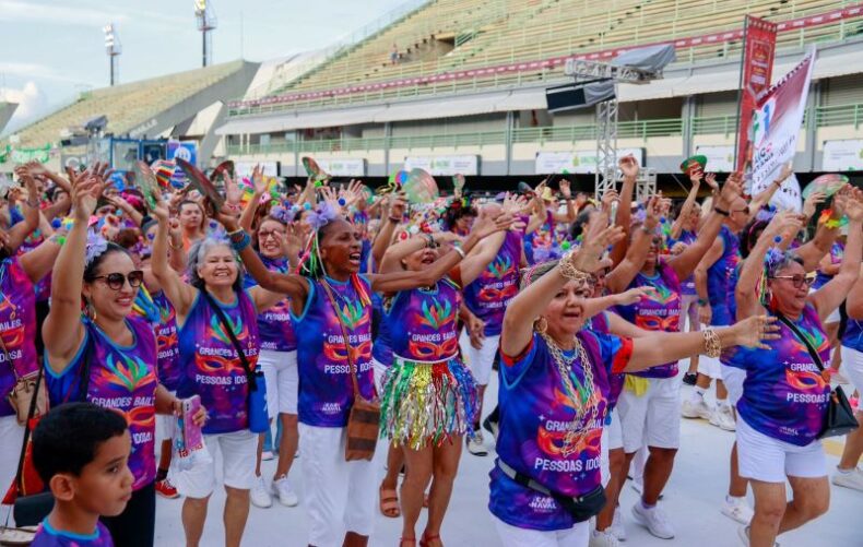 Revivendo grandes bailes, idosos abrem o desfile das Escolas de Samba do Grupo Especial