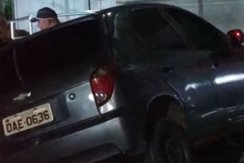 Carro desgovernado invade calçada de shopping em Manaus