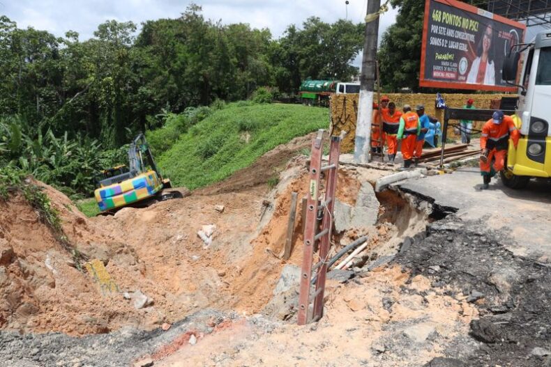 Manaus: Prefeitura atua para fechar cratera na avenida Constantino Nery