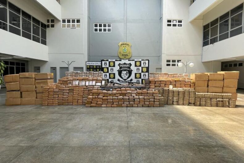 Em galpão no bairro Flores, Denarc apreende cerca de 1,5 tonelada de drogas e armamentos avaliados em R$ 24 milhões