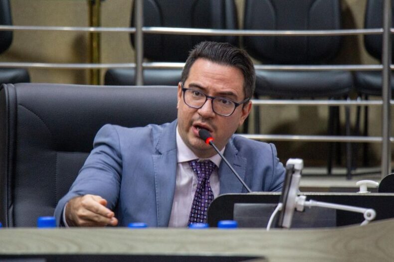 Vereador pede convocação do prefeito de Manaus para explicar viagem com fornecedor da Prefeitura