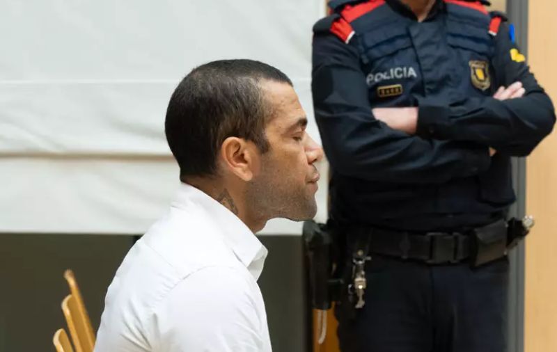 Daniel Alves: 2º dia de julgamento de jogador acusado de estupro termina com depoimento da esposa