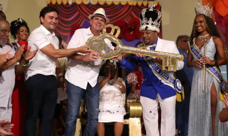 Rei Momo recebe chave da cidade e abre oficialmente carnaval no Riov