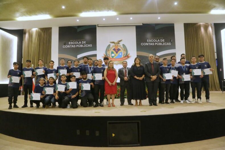 TCE-AM realiza formatura de 23 adolescentes do programa Menor Aprendiz