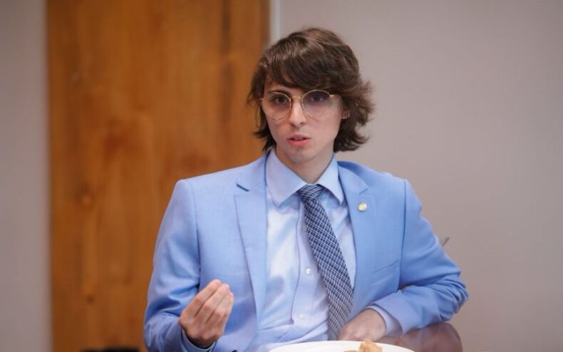 Amom assume titularidade na comissão de Saúde para ampliar debate sobre tratamento do TEA e PCDs