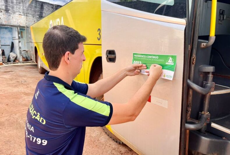 Ônibus recebem adesivos de segurança para operar no transporte rodoviário de fretamento contínuo