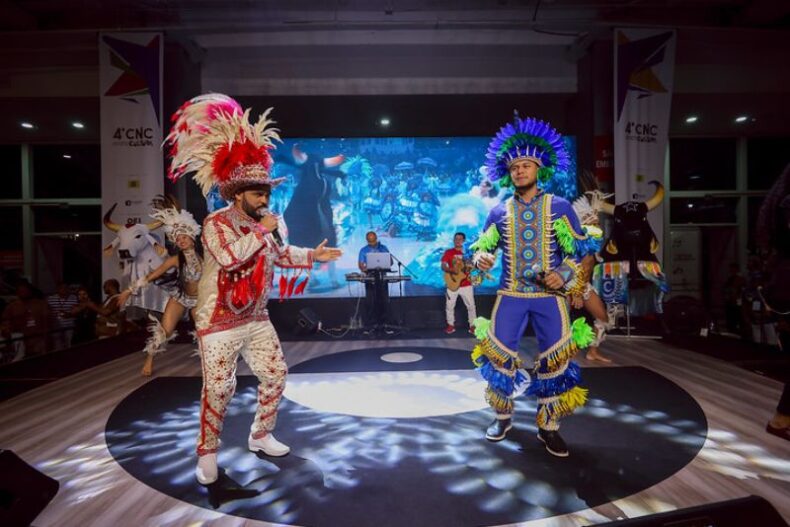 Caprichoso e Garantido se apresentam na 4ª Conferência Nacional de Cultura a emocionam o público