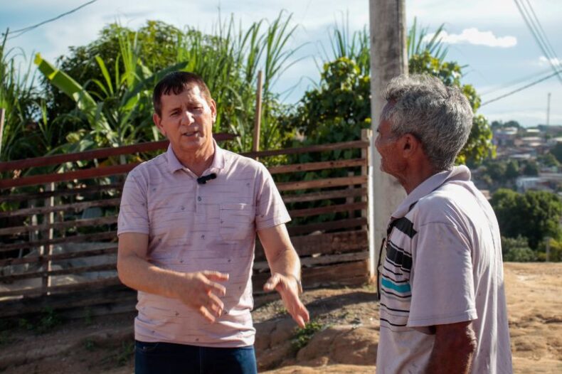 Vereador Roberto Sabino fiscaliza condições de ruas no bairro Jorge Teixeira, na zona leste
