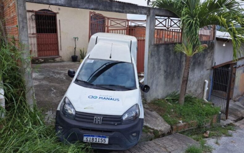 Carro de concessionária perde o controle em ladeira e invade casa na Zona Leste de Manaus