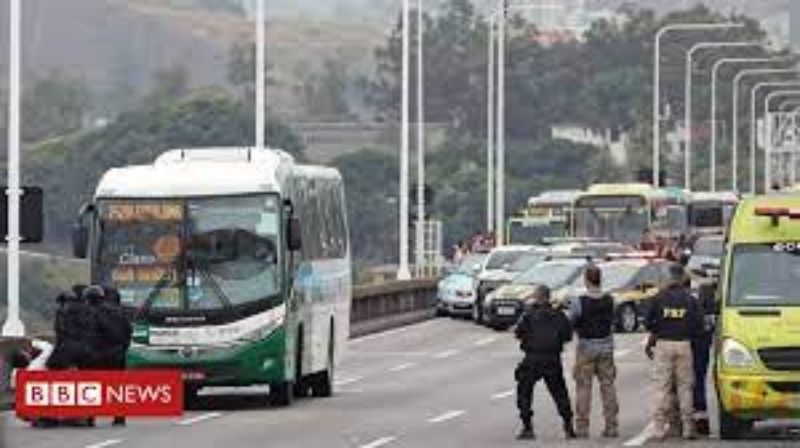 Homem faz 17 reféns em ônibus na rodoviária; duas pessoas ficaram feridas