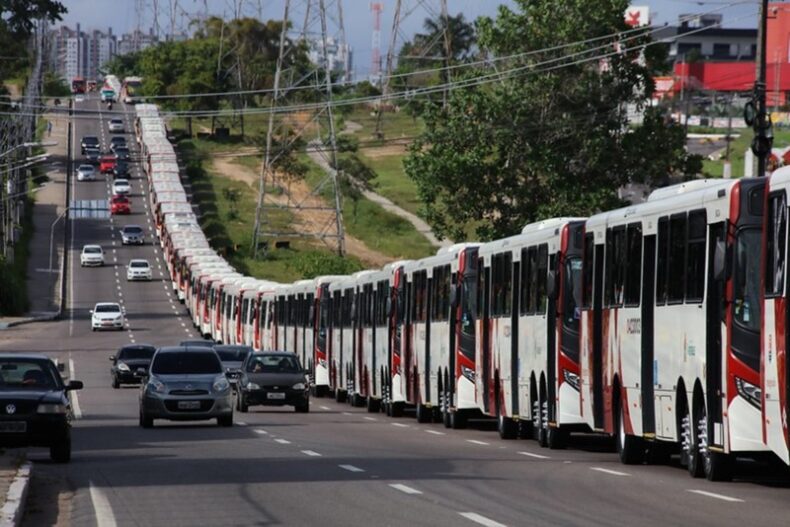 Prefeito entrega 50 novos ônibus e amplia para 367 a frota do transporte público em Manaus