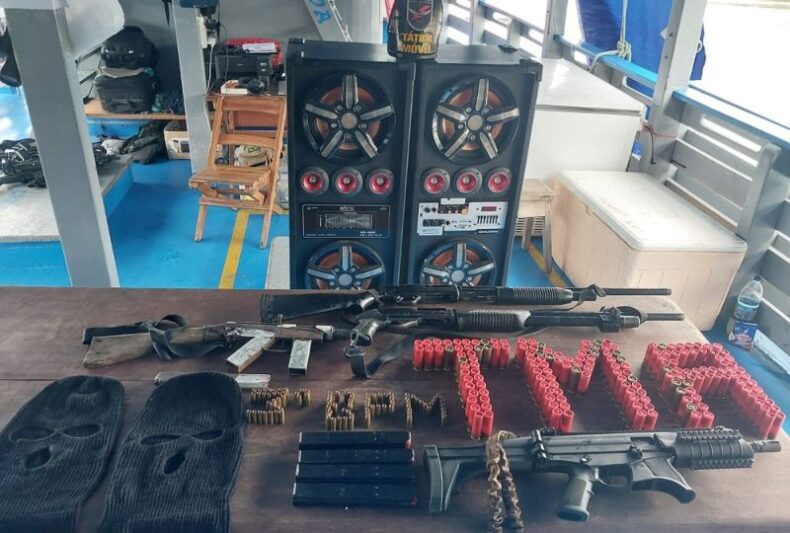 Trio é preso com armas, munições e balaclava, em Coari-AM