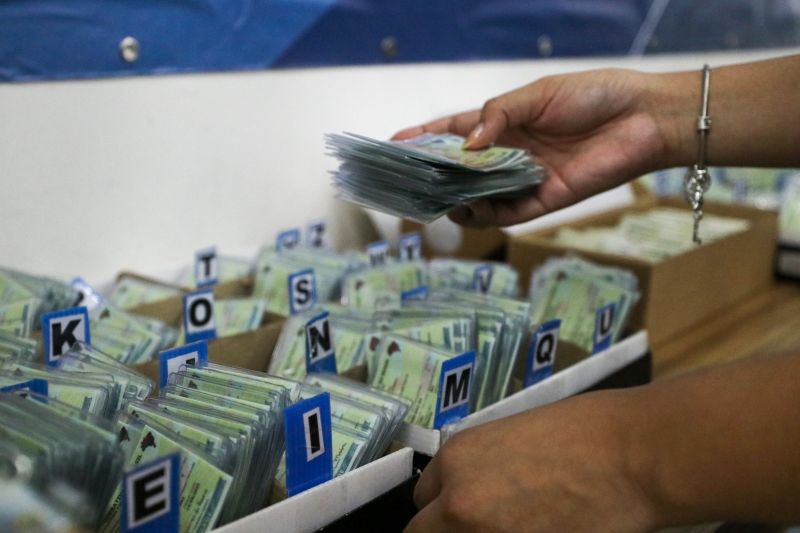 Governo do Amazonas faz mutirão para a entrega da Carteira de Identidade Nacional, nos PACs de Manaus