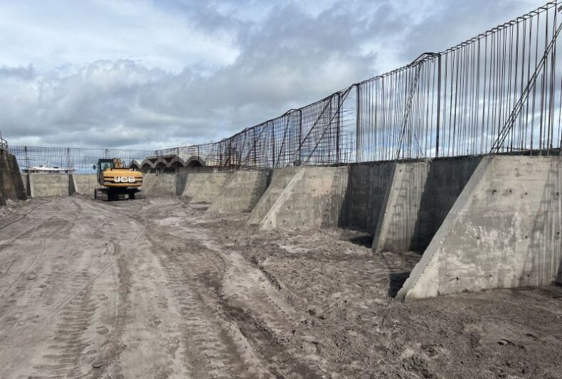 Recuperação da orla de São Sebastião do Uatumã, atingida por erosão, alcança 57% de avanço