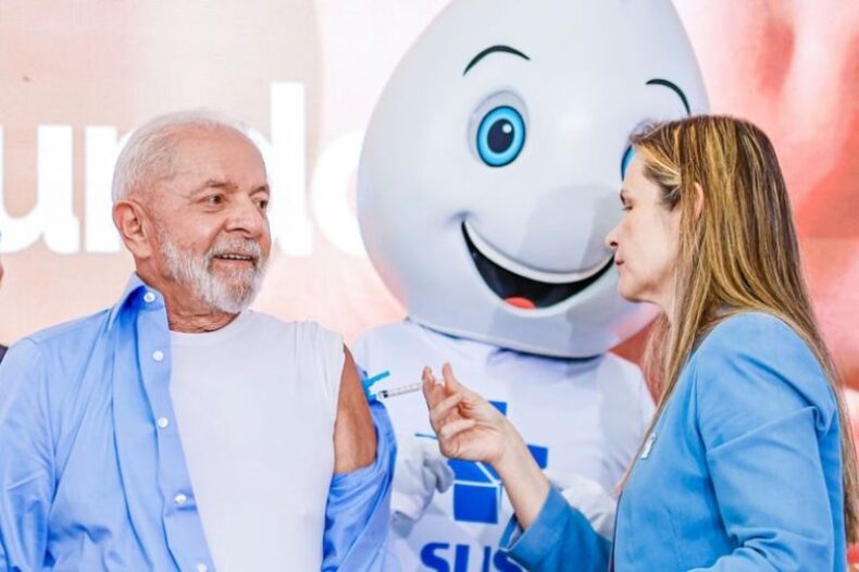 SAÚDE: “Vacinas evitam doenças que podem matar”, diz Lula ao ser imunizado contra a gripe
