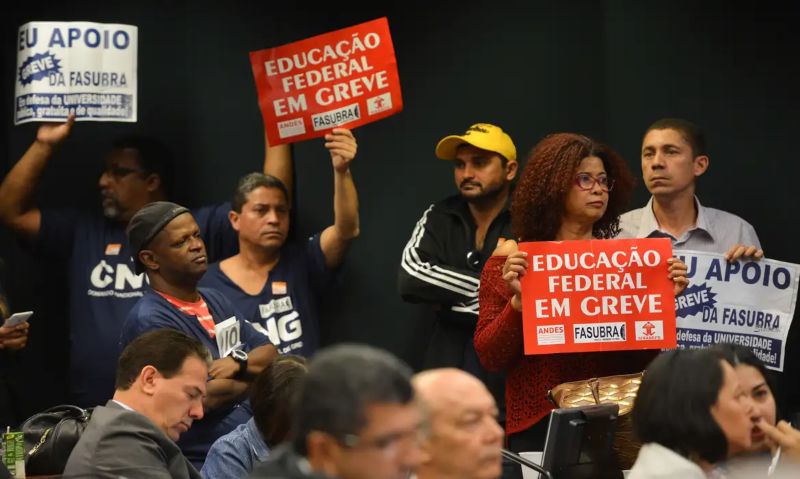 Servidores federais de educação param em 360 unidades de ensino, em movimento que entra no 3º dia