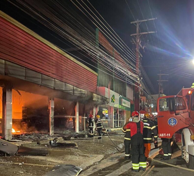 Em Manacapuru, Corpo de Bombeiros combate incêndio de grande proporção em supermercado
