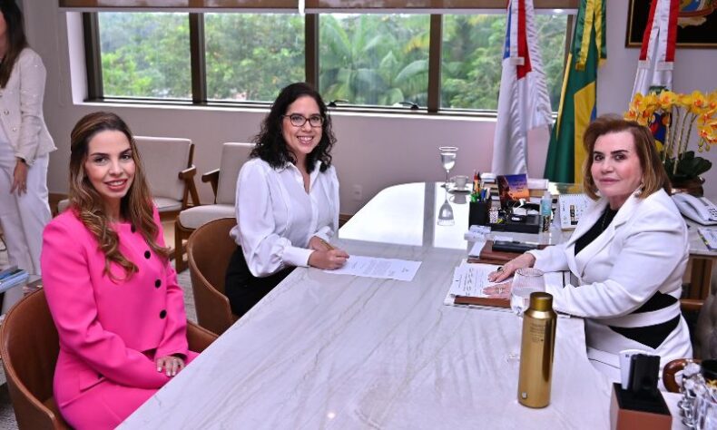 Presidente do TCE-AM empossa nova auditora técnica de controle externo