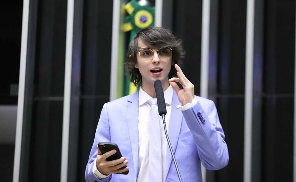 Amom pede Manaus em casamento