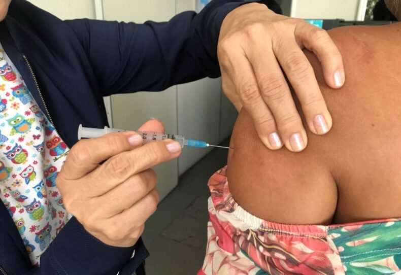 Vacinação pode prevenir desenvolvimento de casos de câncer, alerta FCecon