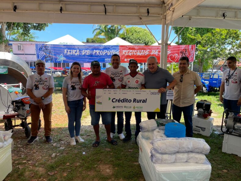 Governo do Amazonas entrega R$ 614,1 mil em crédito rural a pescadores de Parintins