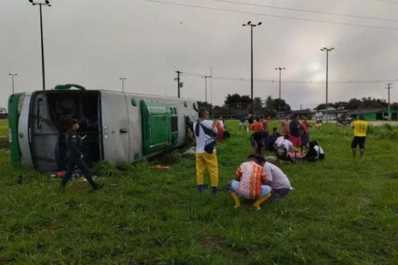 AMAZONAS: Ônibus com quadrilha tomba na BR-174 e deixa mais de 20 feridos