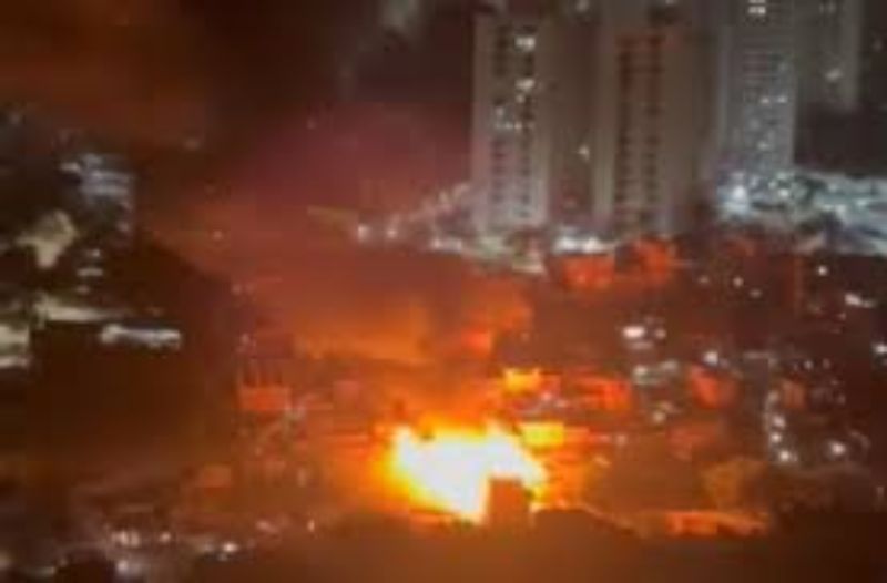 Incêndio de grandes proporções atinge favela na Zona Sul de São Paulo