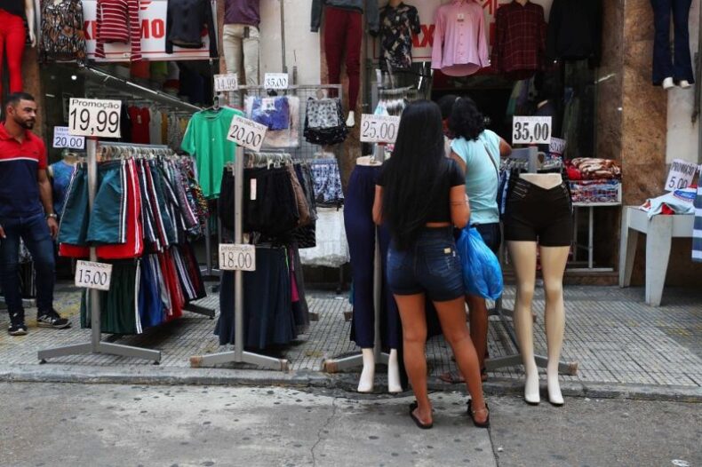 AMAZONAS: Governador anuncia adiantamento da primeira parcela do 13° salário para os dias 23 e 24, injetando R$ 1 bilhão na economia