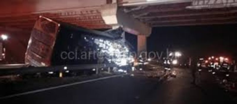 Acidente com ônibus no interior de SP deixa 10 mortos e mais de 40 feridos