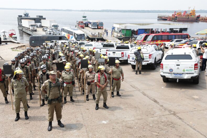 Governador do AM reforça combate às queimadas com envio de 200 bombeiros para o interior e entrega de viaturas