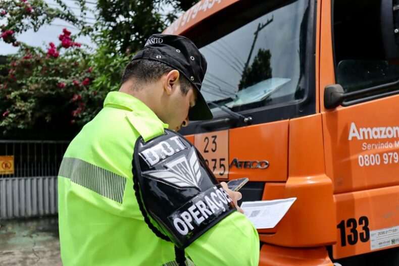 TRÂNSITO: Obra do Prosamim provoca mudança no trânsito em trecho da avenida Autaz Mirim