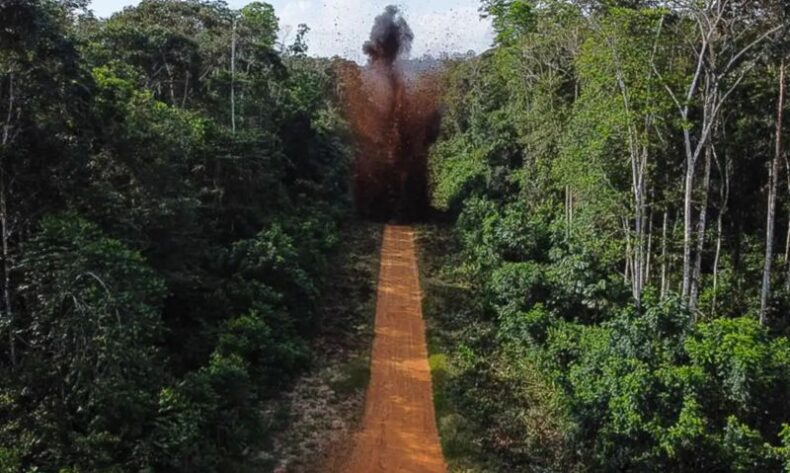 GOVERNO destrói pista de pouso clandestina na Terra Yanomami