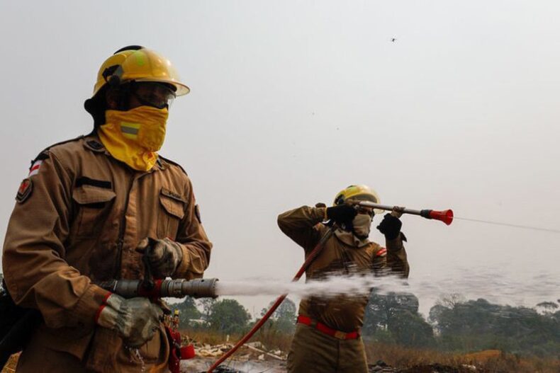 CIDADE/ESTIAGEM: sobe para 1,2 mil o número de focos de incêndio combatidos pelo Corpo de Bombeiros em Manaus