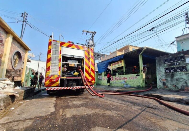 CIDADE: RESTAURANTE é destruído por incêndio no bairro Petrópolis