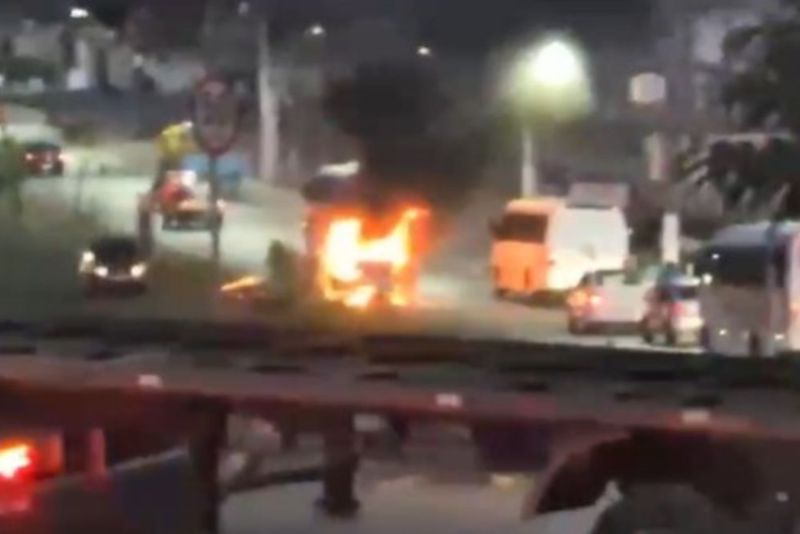 CIDADE: MOTORISTAS ateiam fogo em van e ameaçam paralisar serviços durante protesto no Distrito Industrial