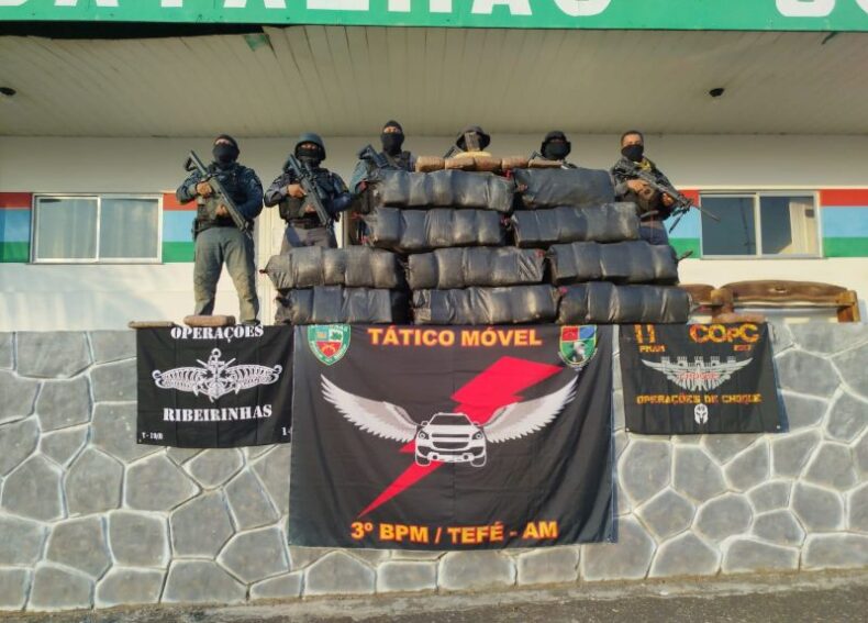 SSP-AM apreende 362 kg de DROGAS em embarcação após confronto com narcotraficantes no Rio Solimões