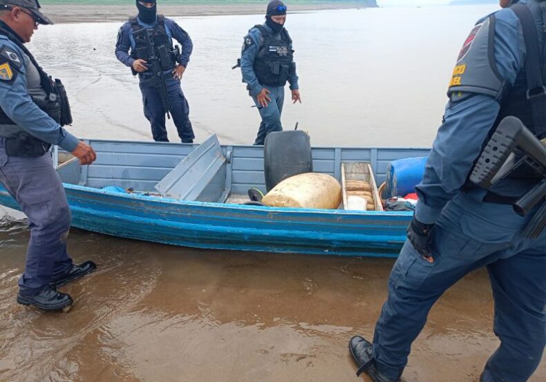 ÁGUAS SEGURAS: Dupla é presa com mais de 43 kg de drogas escondidos em embarcação, no rio Japurá