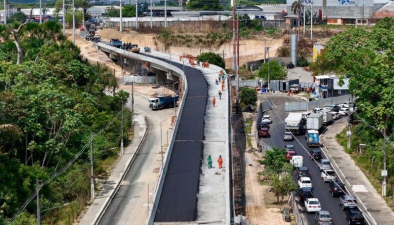 CIDADE/Asfaltamento do viaduto Márcio Souza tem início e entrega do complexo acontece até o dia 20, diz prefeito David Almeida