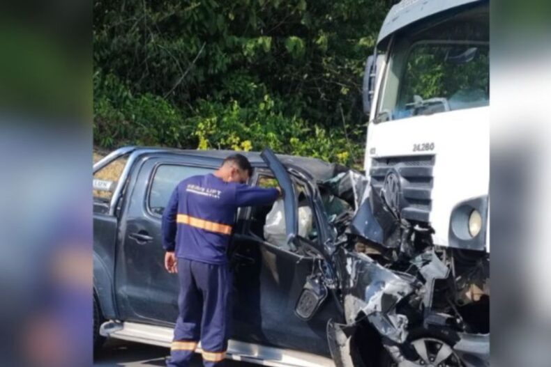 GERAL/ACIDENTE entre carro e caminhão de gelo provoca morte na rodovia AM-010