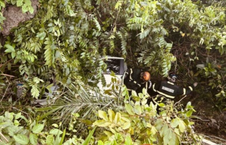 CIDADE/Em Manaus, carro cai em área de barranco e avenida Jacira Reis será interditada para remoção do veículo