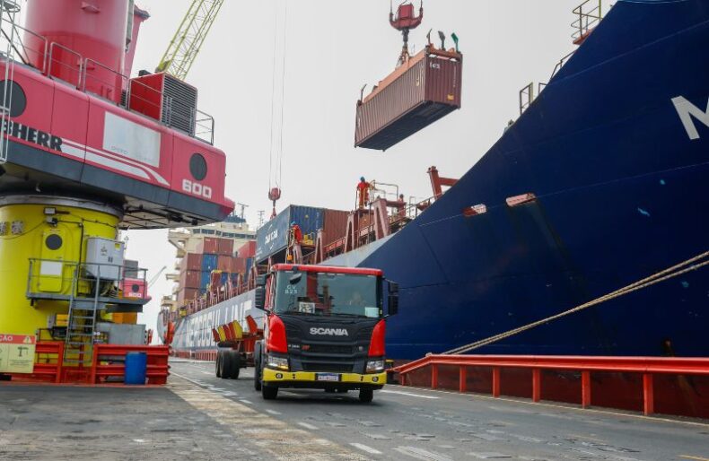 GERAL/SEDECTI celebra a chegada do primeiro navio de grande porte em Manaus após 70 dias de seca
