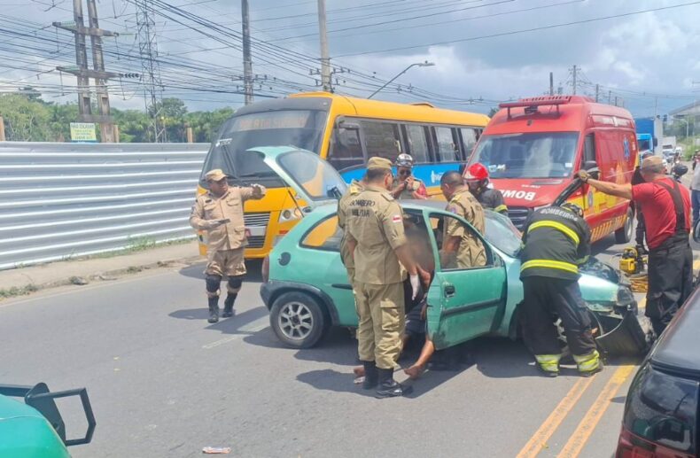 GERAL/Corpo de BOMBEIROS resgata vítimas de acidente de trânsito no bairro Distrito Industrial