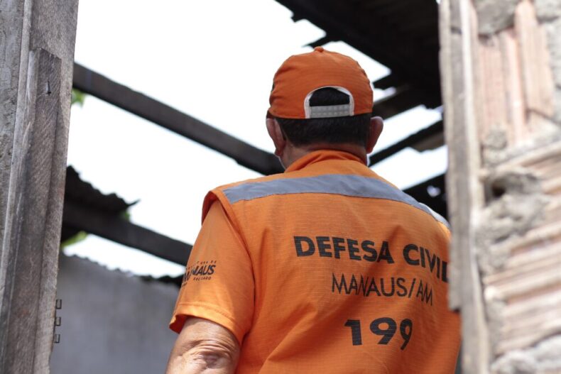 CIDADE/Um alagamento e quatro riscos de deslizamento são registrados durante a CHUVA desta sexta-feira em Manaus