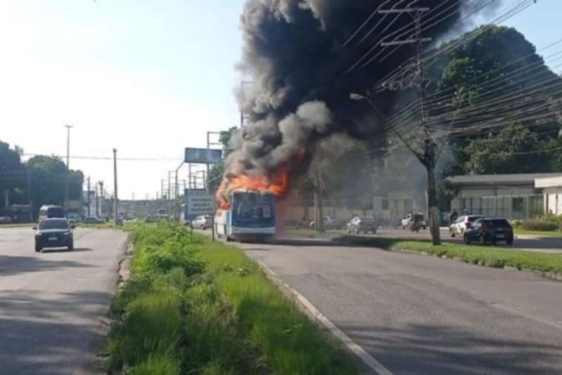 CIDADE/ÔNIBUS pega fogo na avenida Torquato Tapajós